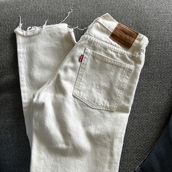 Levi’s wedgie distressed white button fly jeans, size 25 - Picture 2 of 2